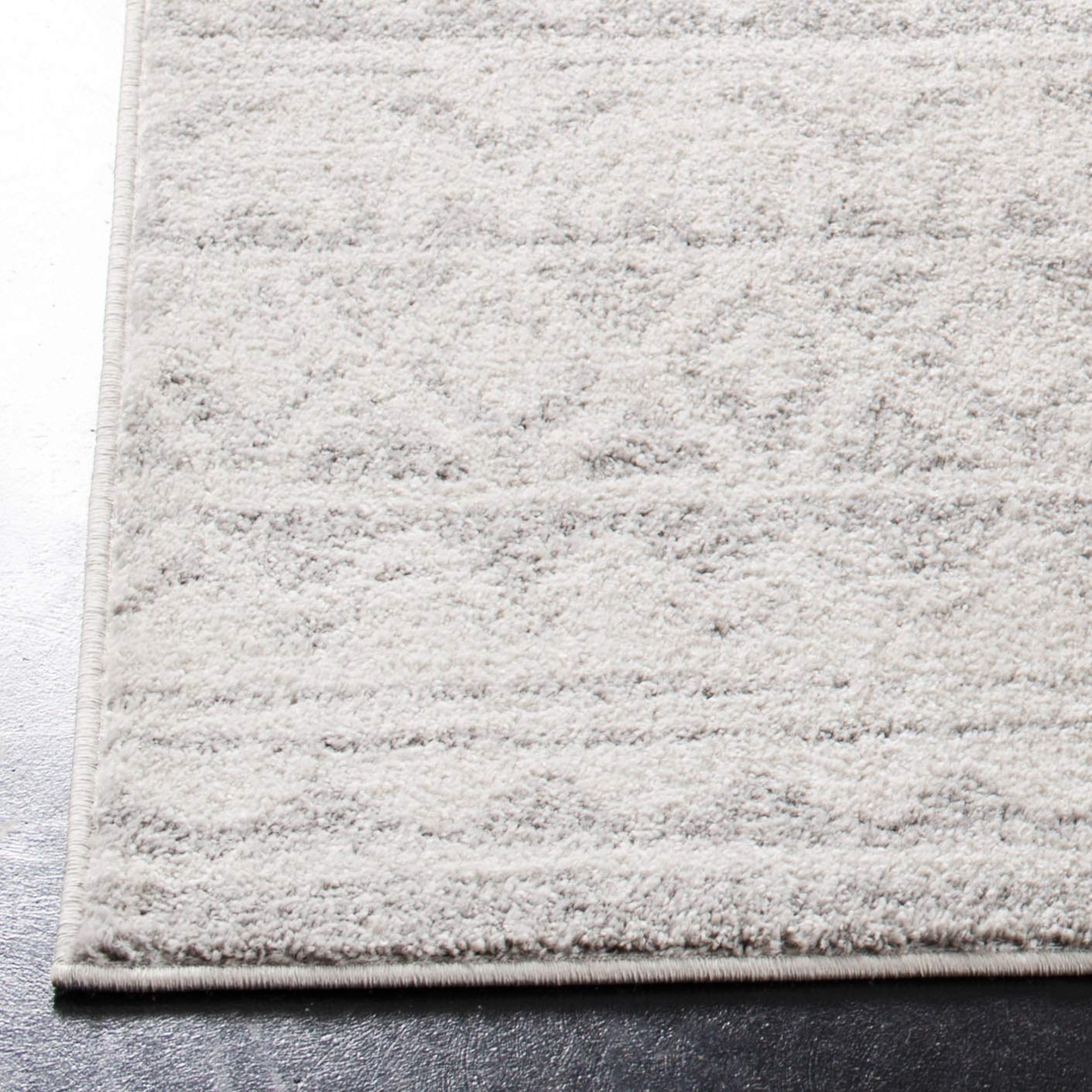 SAFAVIEH Adirondack Collection Area Rug - 5'1" x 7'6", Ivory & Grey, Moroccan Boho Distressed Design, Non-Shedding & Easy Care, Ideal for High Traffic Areas in Living Room, Bedroom (ADR119B)