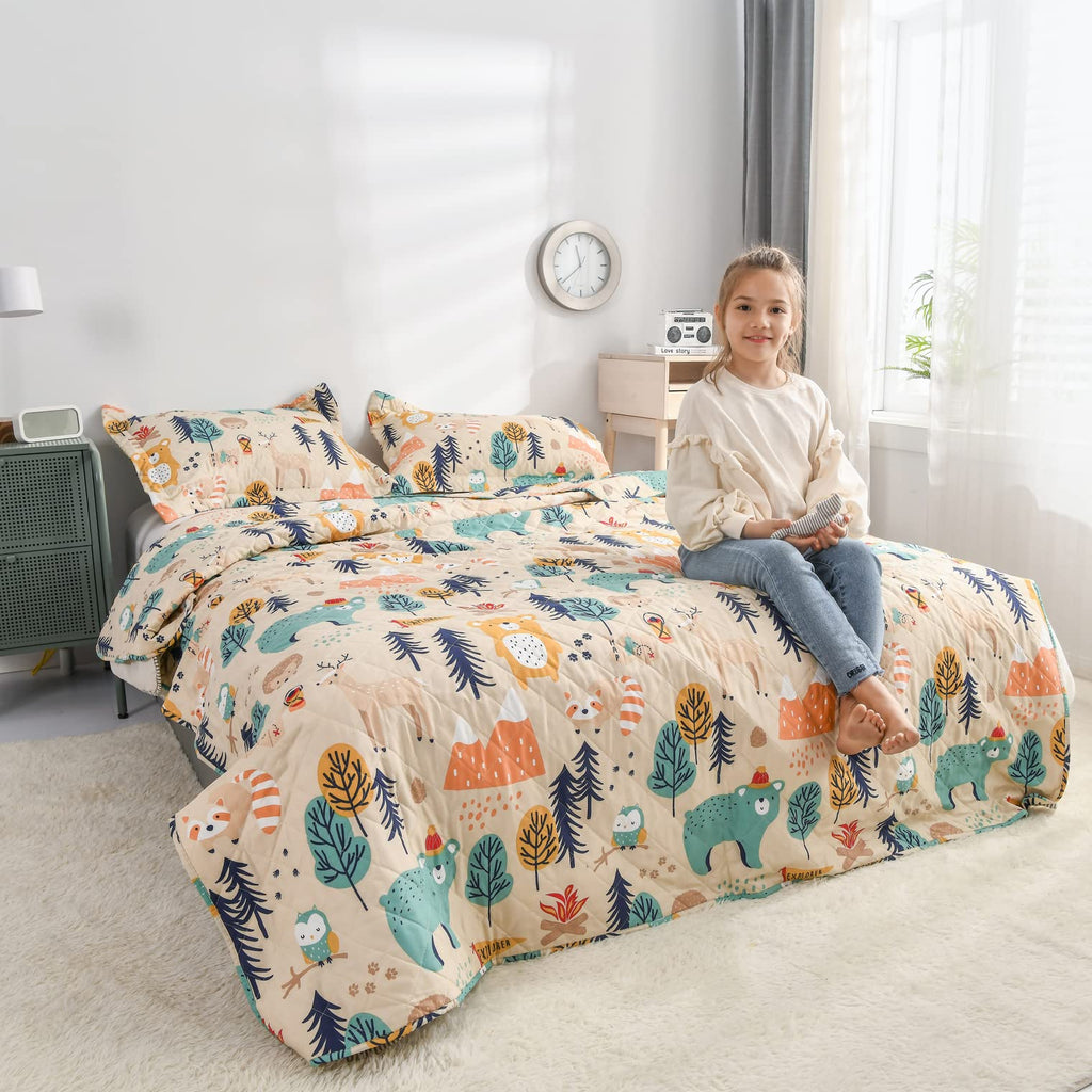 Junsey Kids Quilt Full/Queen Size Bear Bedding Set,3Pcs Forest Tree Bedspread Animals Coverlets, Lightweight Reversible Cartoon Bedspread Deer Owl Bedding Pillow Shams