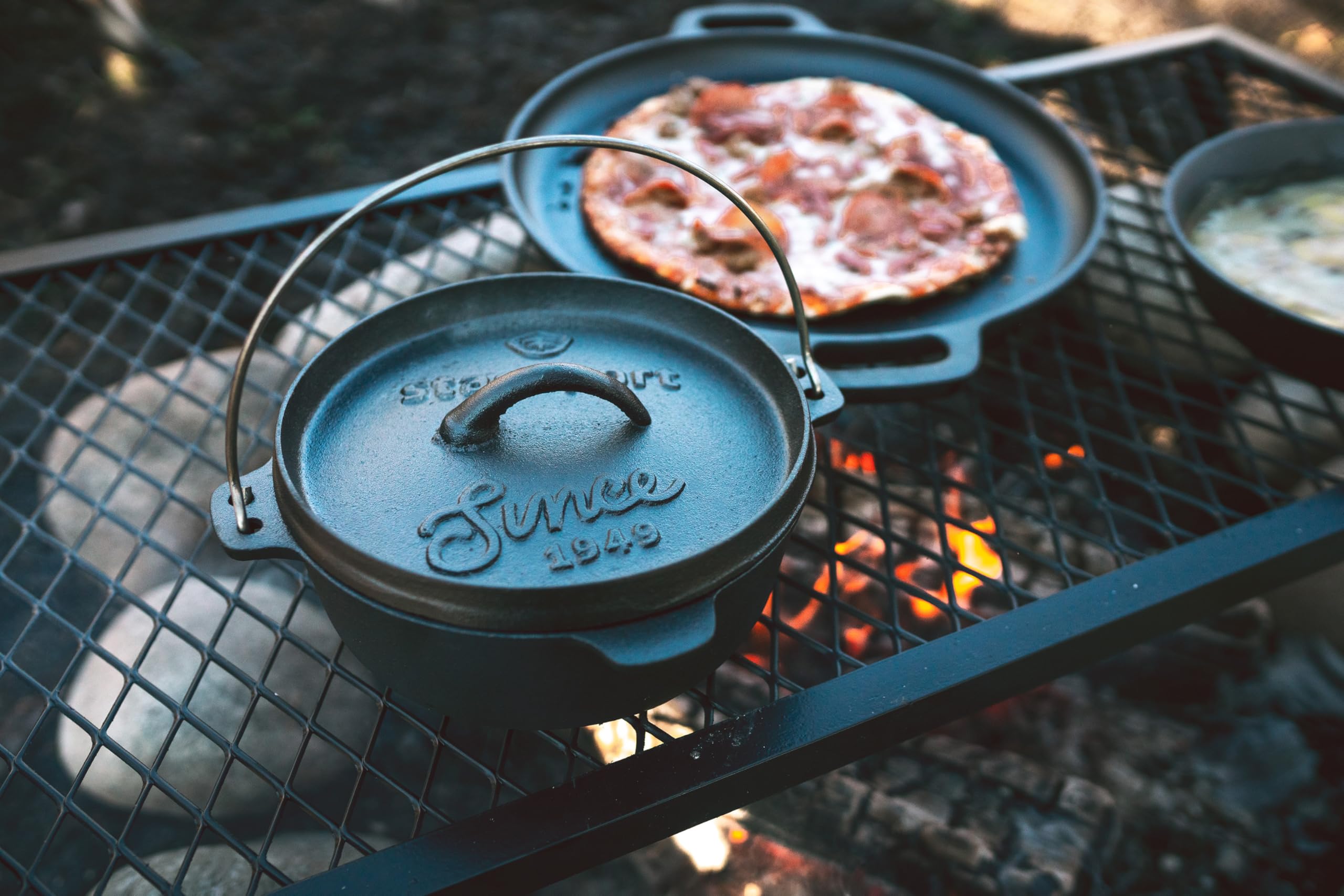 Stansport's Cast Iron Dutch Oven with Lid (16023) - Large 4 Quart Capacity, Durable Cast Iron Construction, Perfect for Outdoor Cooking, Home Kitchen and Camping Trips, Flat Bottom Design
