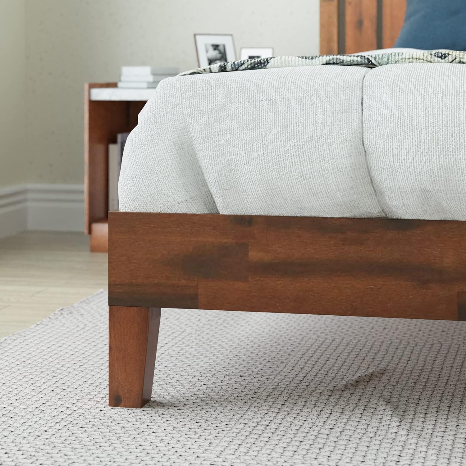 ZINUS Vivek Deluxe Queen Wood Platform Bed Frame - Headboard, No Box Spring Needed, Easy Assembly
