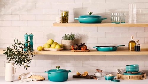 Le Creuset Salt Mill - 8" Riviera Design for Effortless Seasoning and Elegant Table Presentation