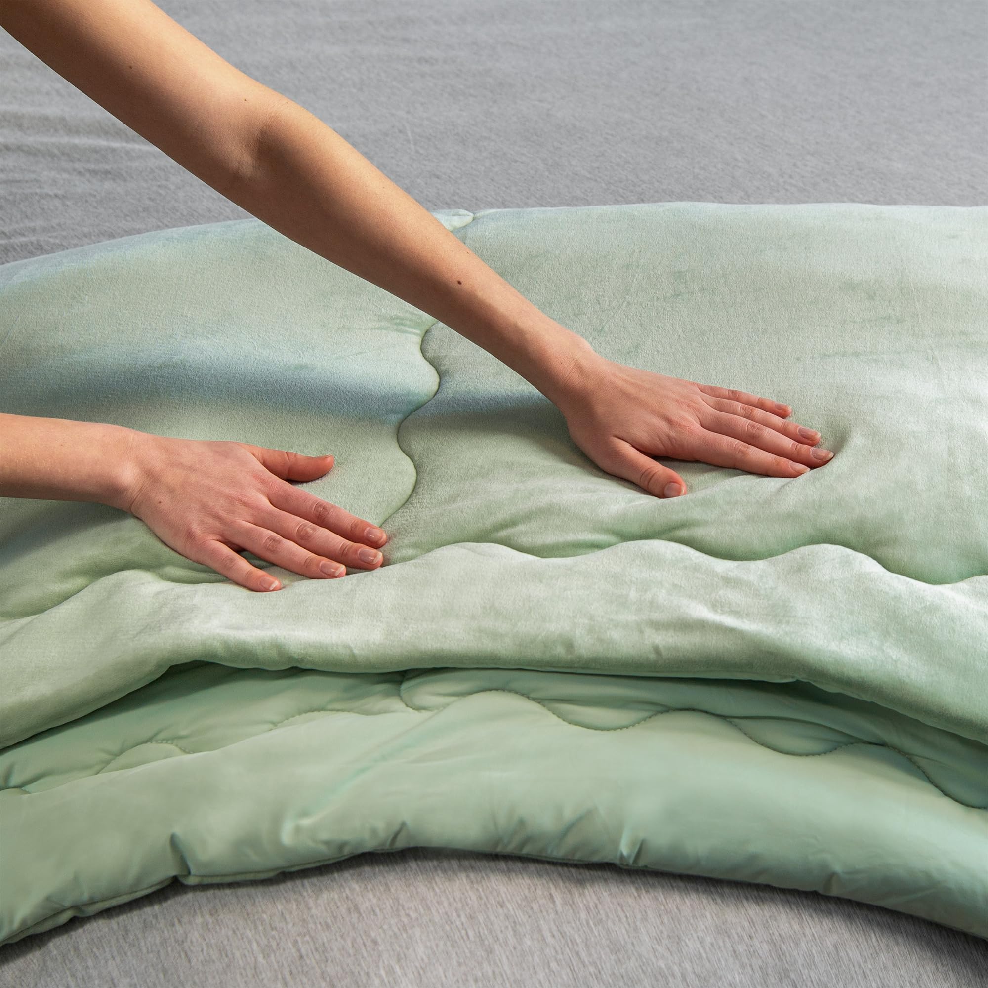 NORTHWEST HGTV Cooling Throw Blanket with Dual-Sided Comfort, Lightweight Summer Blanket with Cool-Touch Jersey Knit and Warm Plush Reverse, for Bed, Couch, or Travel, 50 x 70 inches, Green