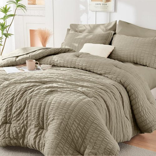 HYMOKEGE Queen Comforter Set - 7-Piece Seersucker Luxury Bedding Set for All Seasons | Includes Comforter, Sheets, Pillowcases & Shams