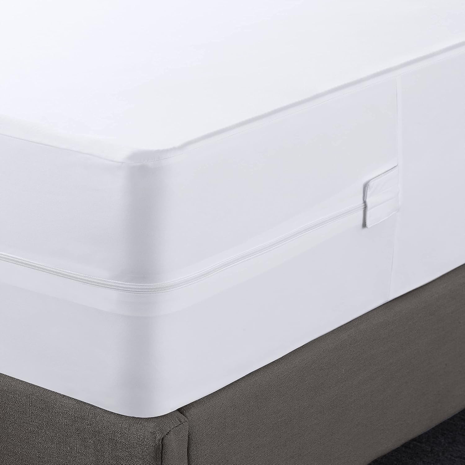 Utopia Bedding Waterproof Mattress Protector - Zippered Encasement for Ultimate Protection