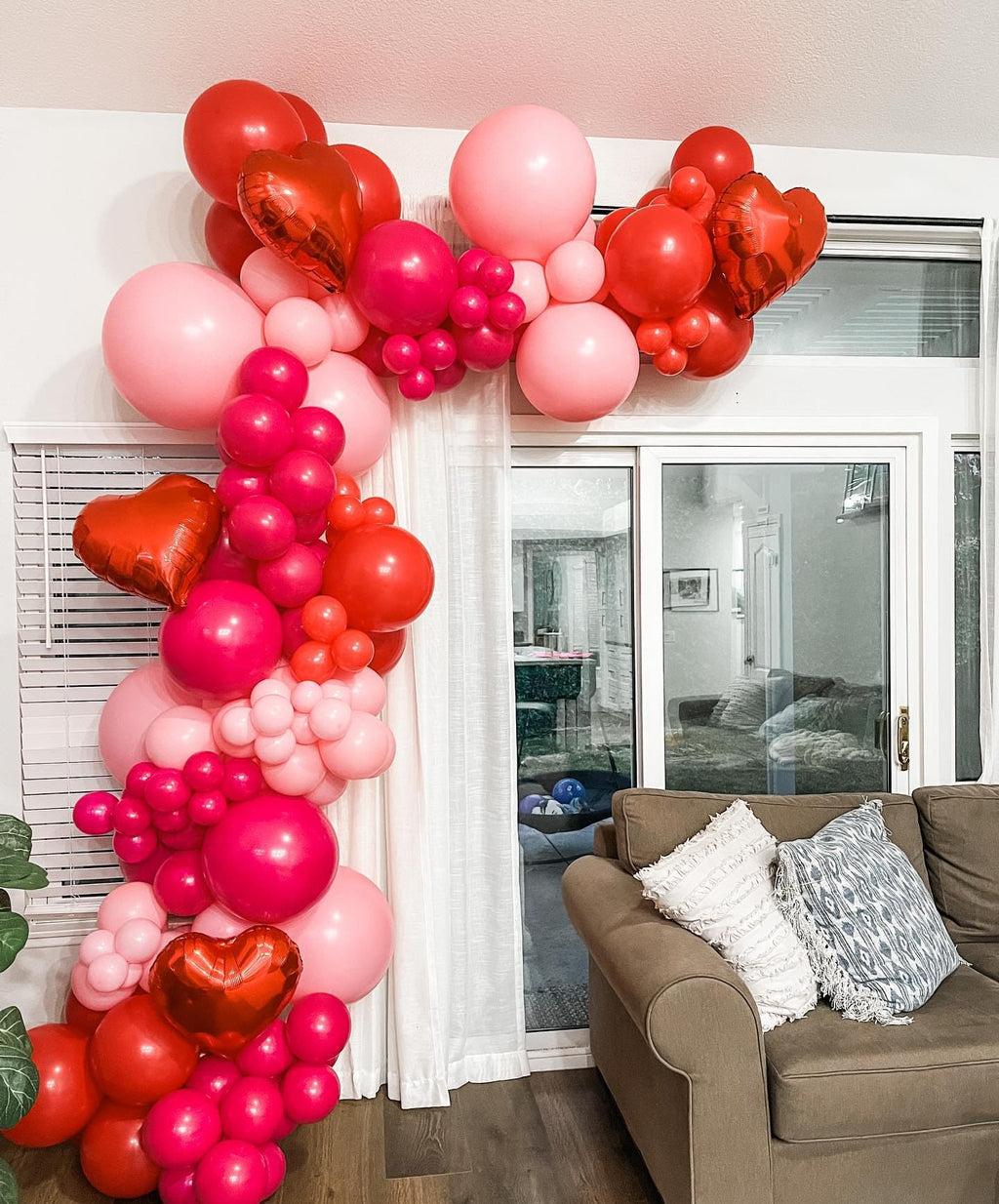 PityBlns Valentine's Day Balloon Arch Kit - 382Pcs Rose Petals Red Heart Balloons Red and Pink Latex Balloons Garland Kit for Valentines Day Galentines Wedding Engagement Anniversary Party Decorations