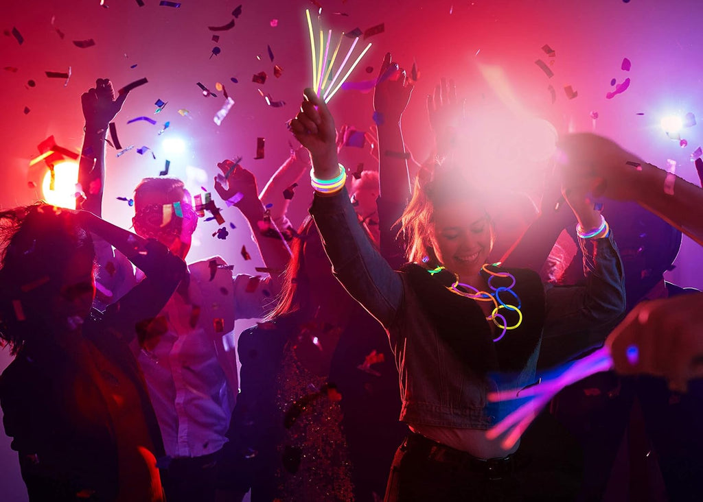 Play22 300 Pc Ultra Bright Glow Sticks - Halloween Glow in The Dark Party Favors | Necklaces & Bracelets