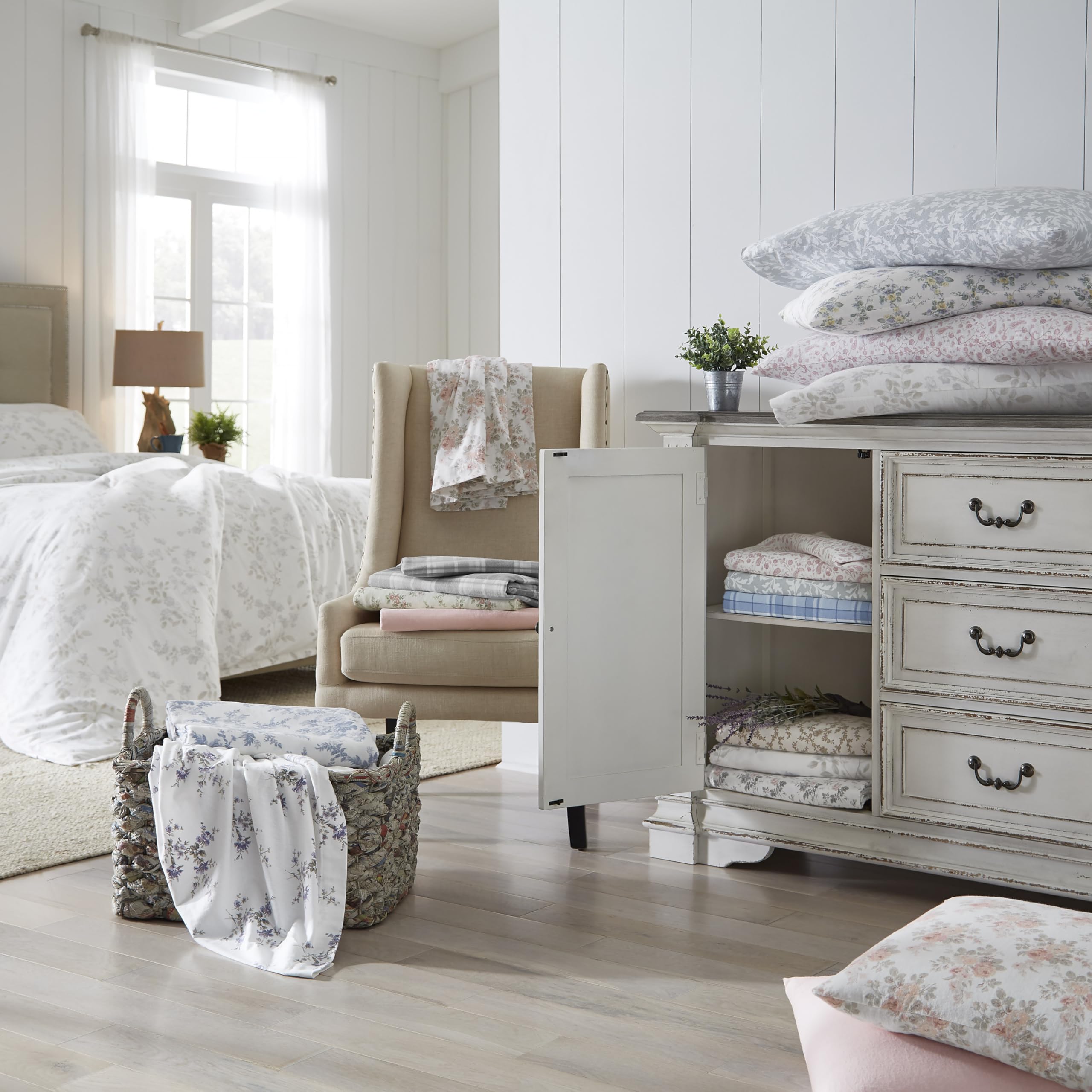 Laura Ashley - Flannel Sheets Queen Size, Anti-Pilling & Wrinkle Resistant Cotton, Touchably Soft for All-Season Comfort - Bed Sheets with Matching Pillowcases & Fitted Sheet (Mulholland Plaid Blue)
