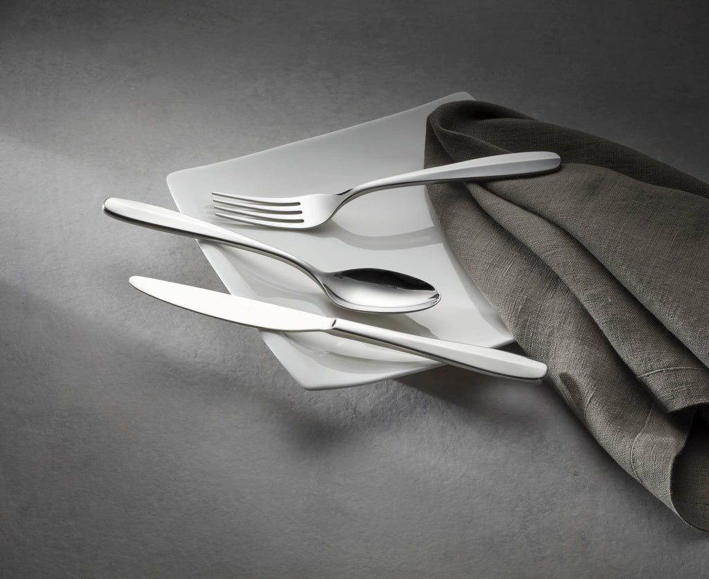 Oneida Silverware Set, Oakwood 20 Piece Everyday Flatware Set, Service For 4, 18/0 Stainless Steel, Dishwasher Safe, Cutlery Sets, Kitchen Utensils Sets, Knives Spoons And Forks (Silver, 20 Pieces)