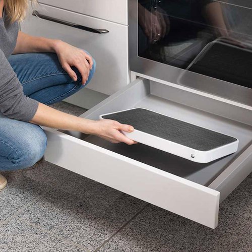 Hailo OneStep | Steel step | One large step with non-skid mat | Folding safety mechanism with unlocking button | Easy storage | Lightweight | White