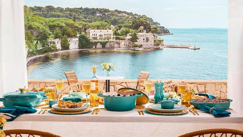Le Creuset Salt Mill - 8" Riviera Design for Effortless Seasoning and Elegant Table Presentation