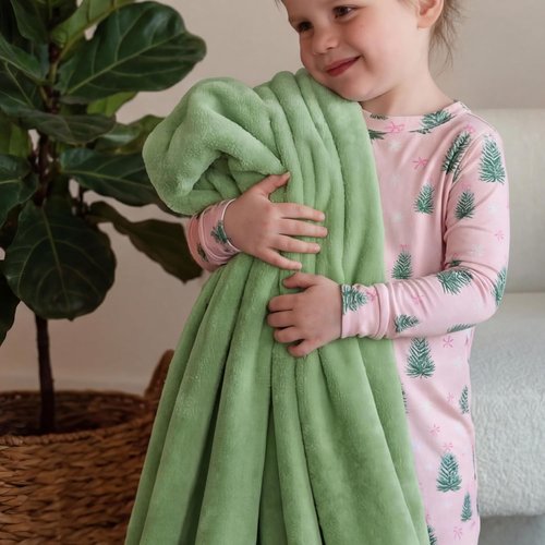 Bedsure GentleSoft Fleece Blanket - Lightweight Plush Cozy Twin Size Green 60x80 Inches for Bed & Travel