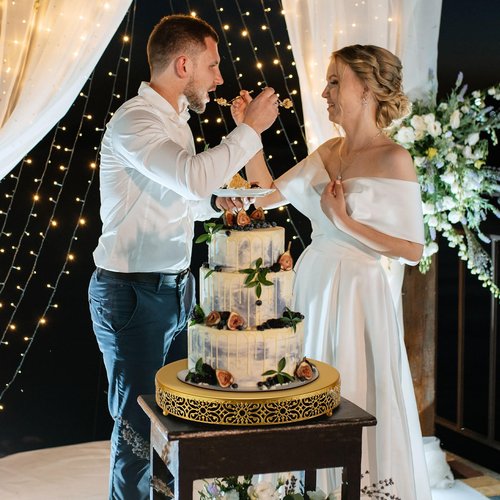 Wenqik Gold Wedding Cake Stand 16 Inch Metal Round Cake Stands Dessert Display Cupcake Stands Plates for Wedding Birthday Party Celebration