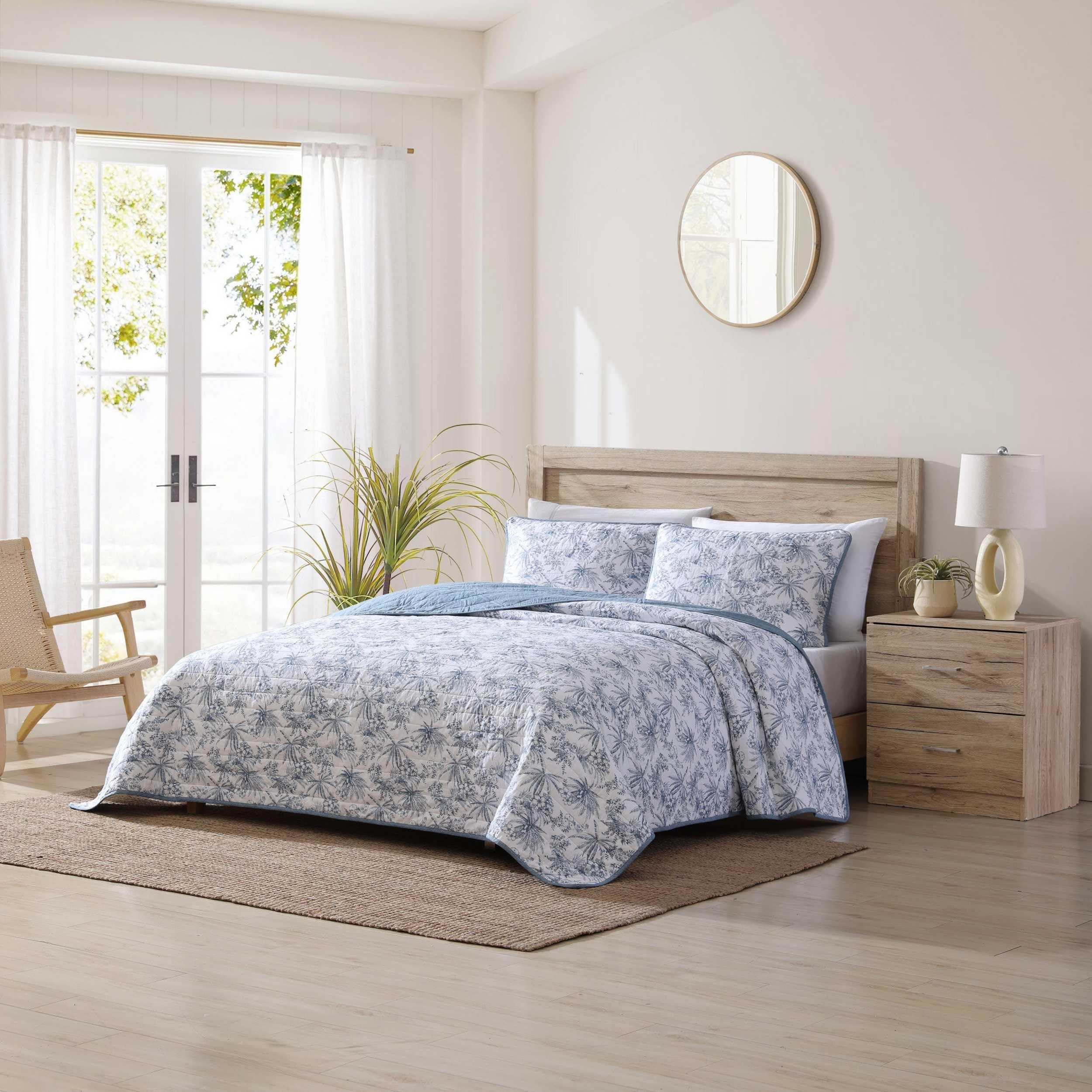 Tommy Bahama - Twin Quilt Set, Reversible Cotton Bedding with Matching Sham, Pre-Washed for Added Softness, Dorm Essentials (Pen and Ink Palm Navy Blue)