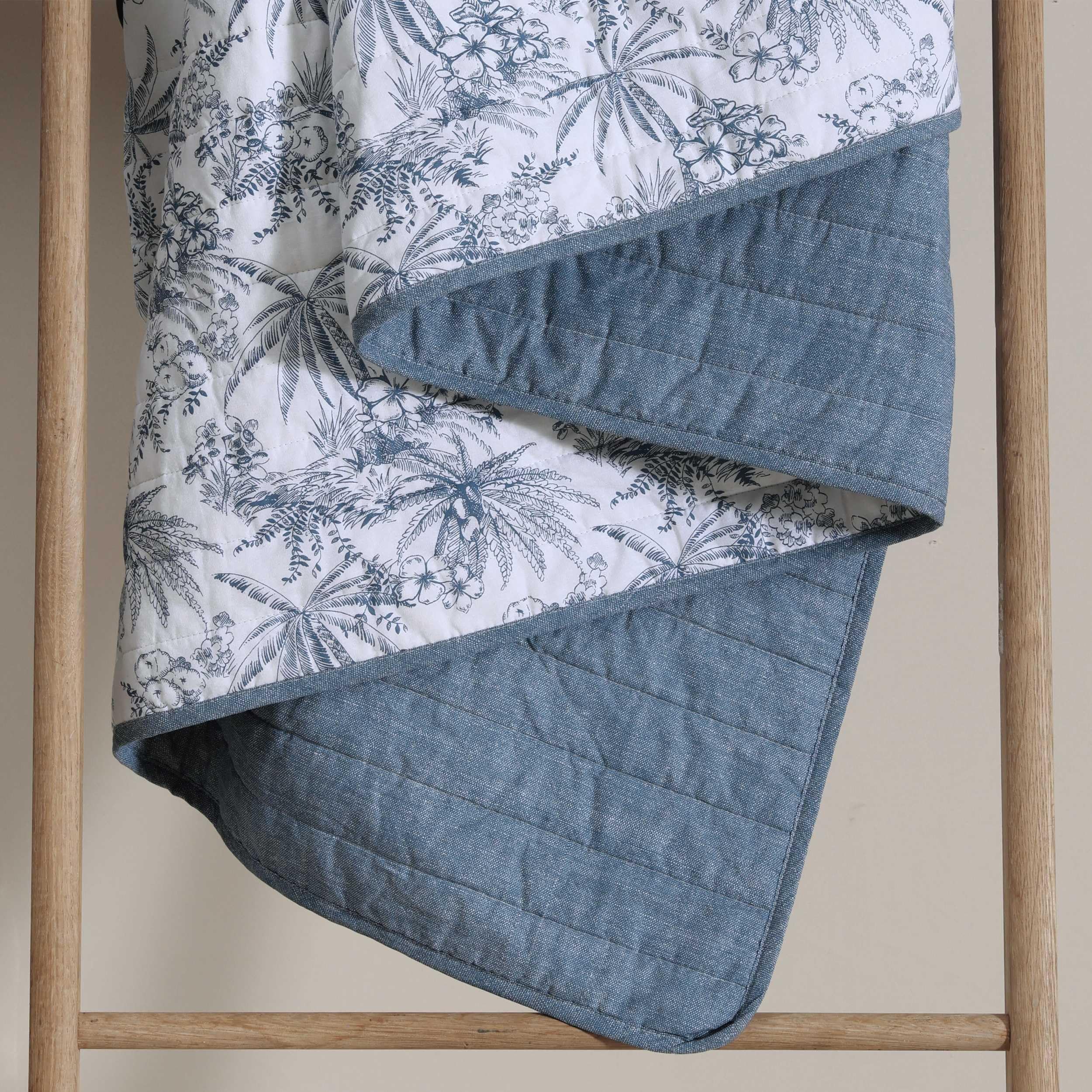 Tommy Bahama - Twin Quilt Set, Reversible Cotton Bedding with Matching Sham, Pre-Washed for Added Softness, Dorm Essentials (Pen and Ink Palm Navy Blue)