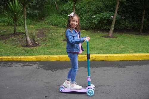 3 Wheel Scooter for Kids Ages 6-12,Kids Scooter with Light Up Wheels, Sturdy Deck Design, and 4 Height Adjustable Suitable for Kid Ages 3-12