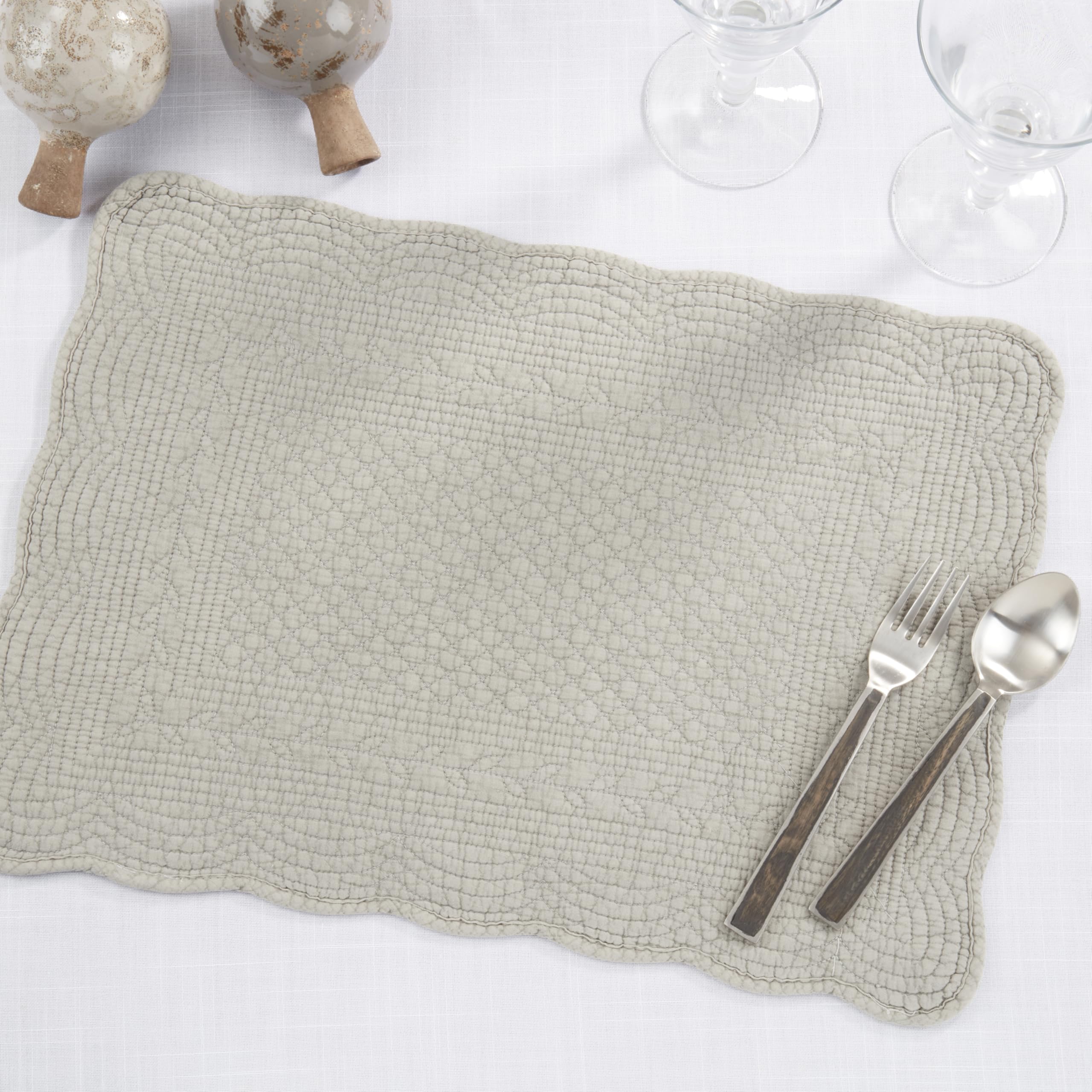 Saro Lifestyle 100% Cotton Scalloped Quilted Placemat (Set of 4), 14"x20", Blue-Grey