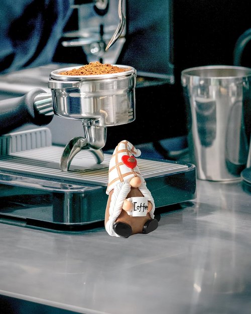 iStatue Hand-Painted Resin Swedish Coffee Gnome Figurine - Charming Bar Decor for Coffee Lovers