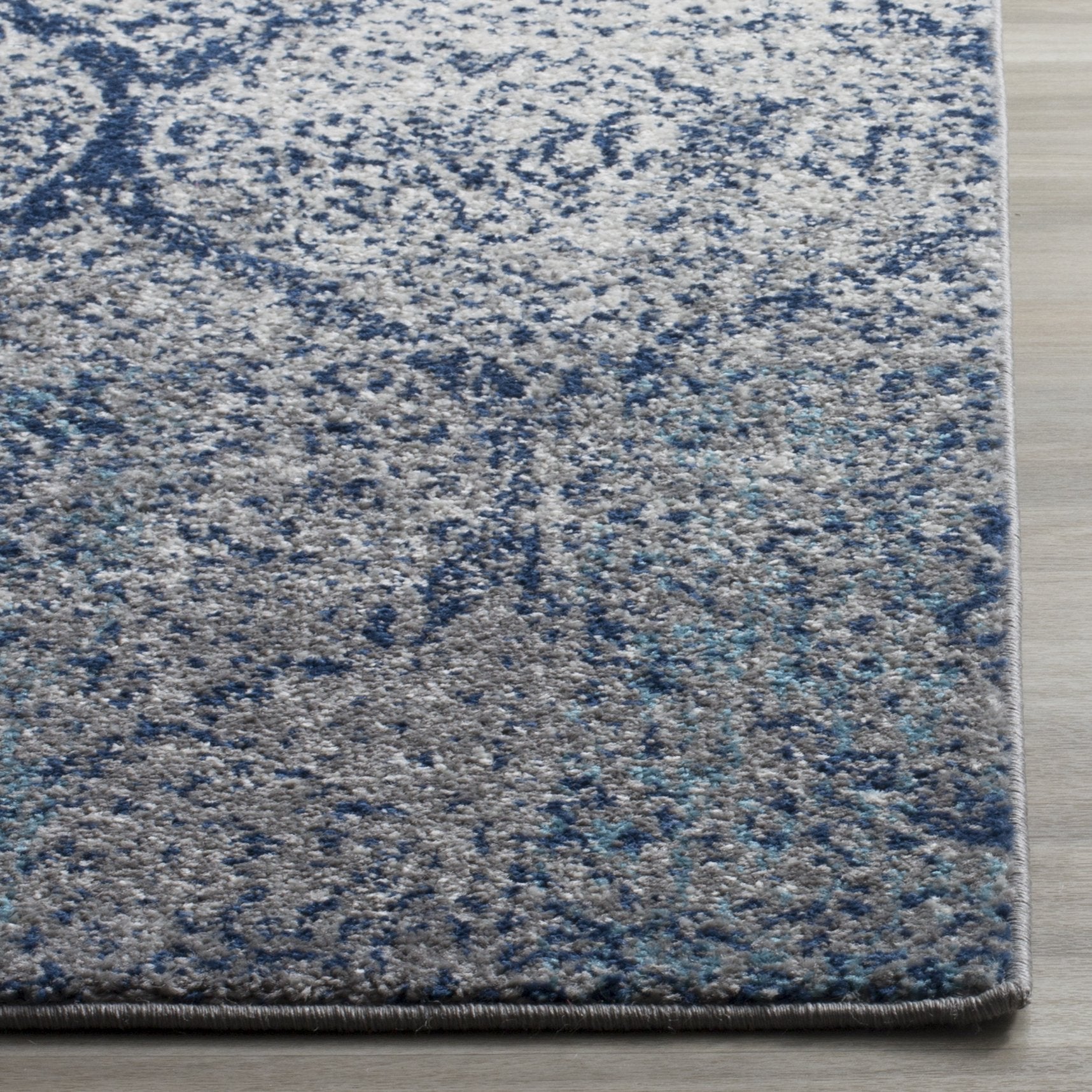 SAFAVIEH Madison Collection Accent Rug - 4' x 6', Navy & Silver, Glam Ogee Trellis Distressed Design, Non-Shedding & Easy Care, Ideal for High Traffic Areas in Entryway, Living Room, Bedroom (MAD604G)