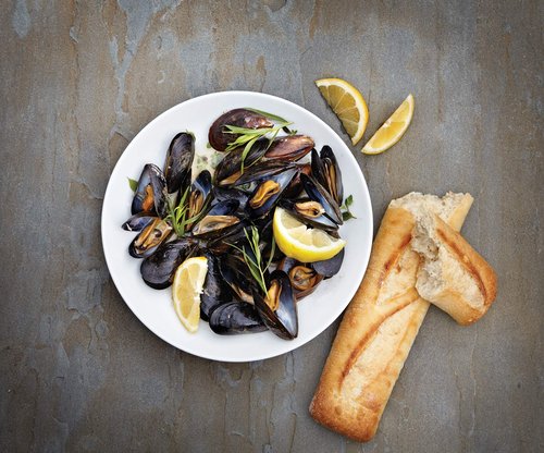 Outset 76495 Cast Iron Seafood and Mussel Pot with Lid for Empty Shells, 2.5 Quart, Black