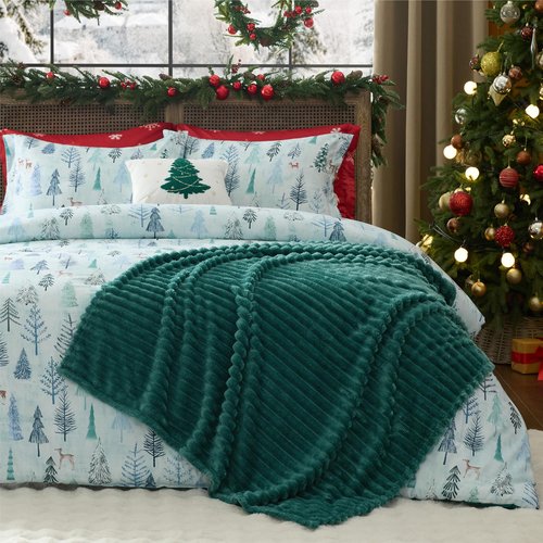 Bedsure Christmas King Comforter Set - 5 Pieces Christmas Bedding Set, King Bed in a Bag with 1 Soft Green Tree Reversible Comforter, 2 Pillow Shams, 1 Throw Blanket and 1 Decorative