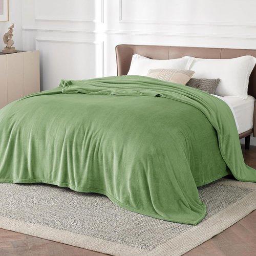 Bedsure GentleSoft Green Fleece Blanket - Luxuriously Soft Lightweight Plush Queen Size, Emerald 90x90 Inches