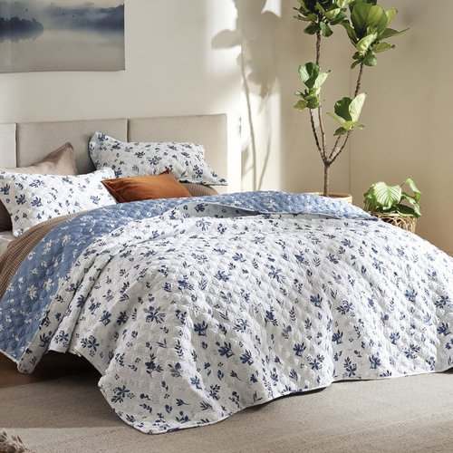 Bedsure Floral Quilt Queen Size - Reversible Blue & White Floral Comforter, Daisy Design Lightweight Bedspread Quilt Bedding, Soft Microfiber Coverlet for All Seasons (90"x96")