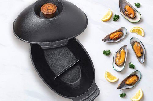 Outset 76495 Cast Iron Seafood and Mussel Pot with Lid for Empty Shells, 2.5 Quart, Black