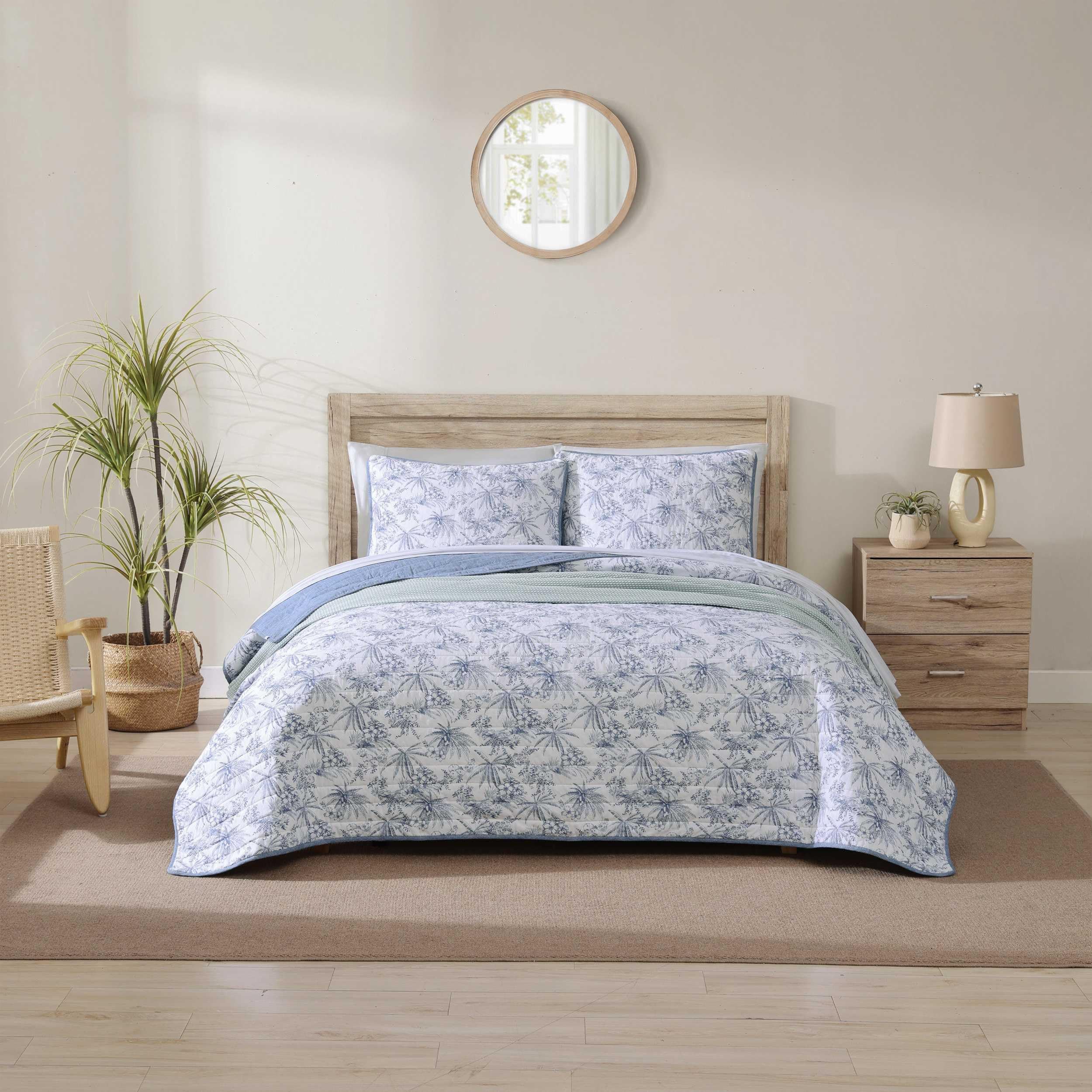 Tommy Bahama - Twin Quilt Set, Reversible Cotton Bedding with Matching Sham, Pre-Washed for Added Softness, Dorm Essentials (Pen and Ink Palm Navy Blue)