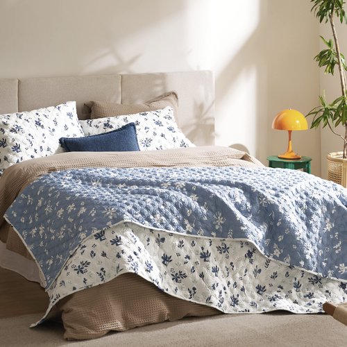 Bedsure Floral Quilt Queen Size - Reversible Blue & White Floral Comforter, Daisy Design Lightweight Bedspread Quilt Bedding, Soft Microfiber Coverlet for All Seasons (90"x96")