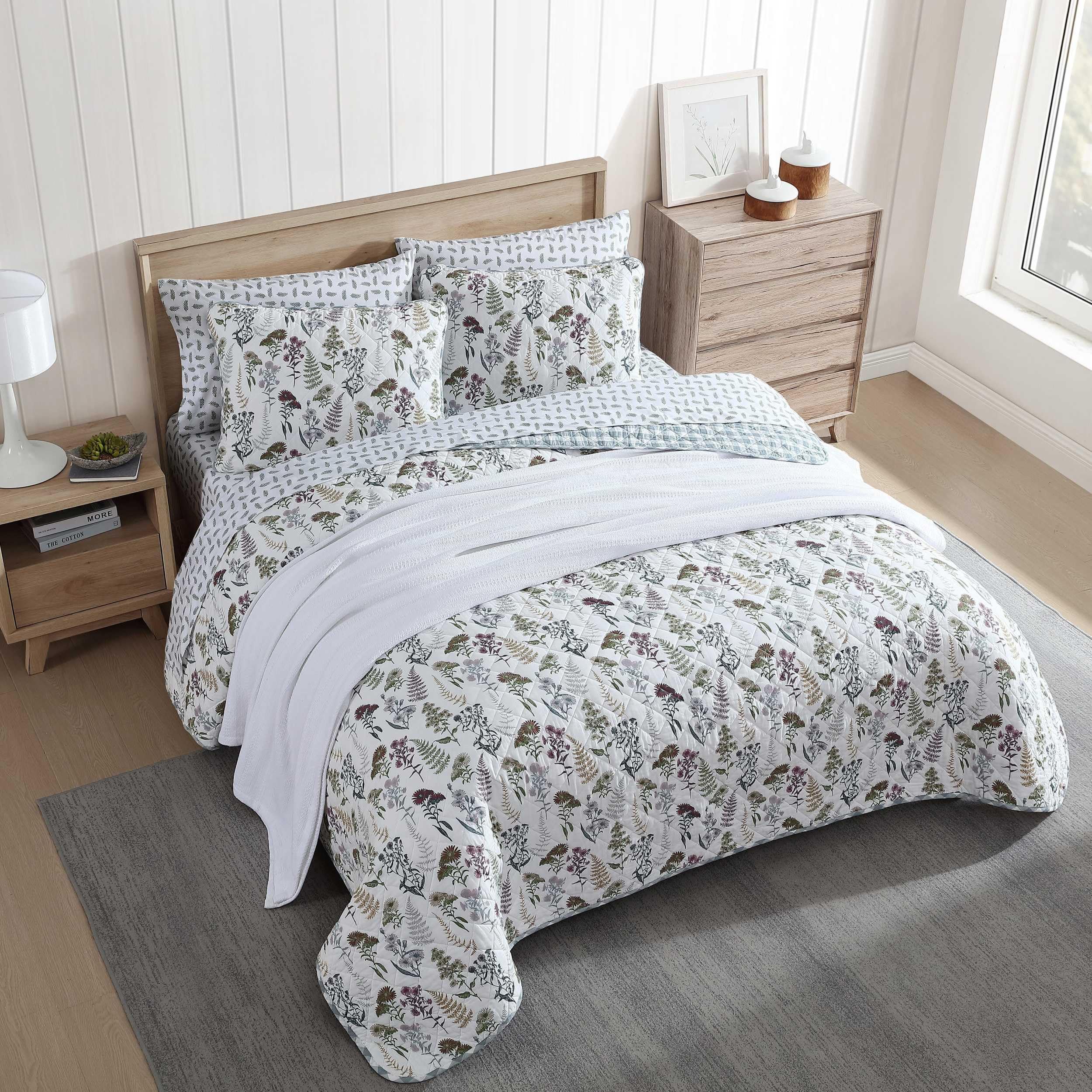 Eddie Bauer - Full/Queen Quilt Set, Reversible Cotton Bedding with Matching Shams, Classic Floral Home Decor with Plaid Reverse (Flower Field Green, Full/Queen)