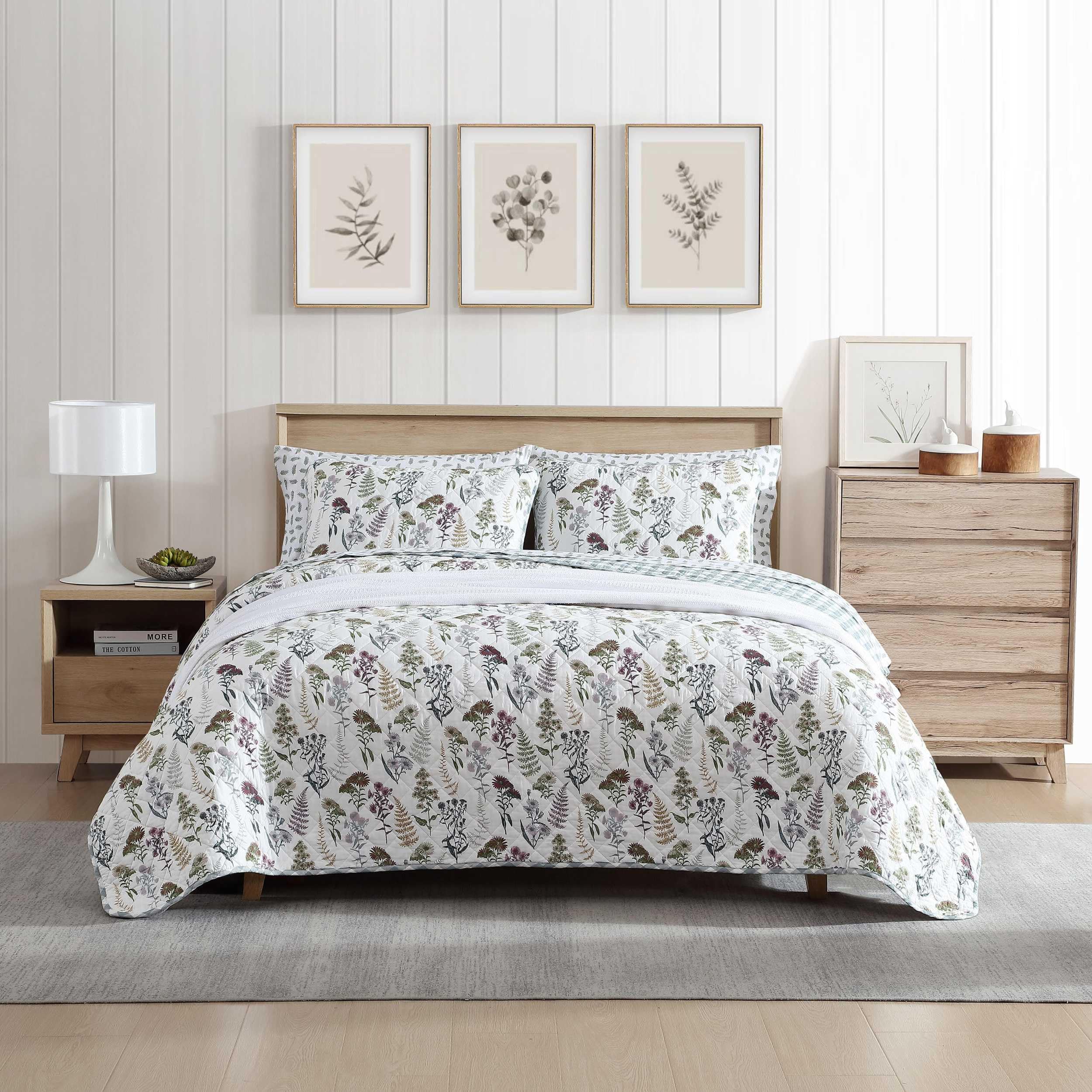 Eddie Bauer - Full/Queen Quilt Set, Reversible Cotton Bedding with Matching Shams, Classic Floral Home Decor with Plaid Reverse (Flower Field Green, Full/Queen)