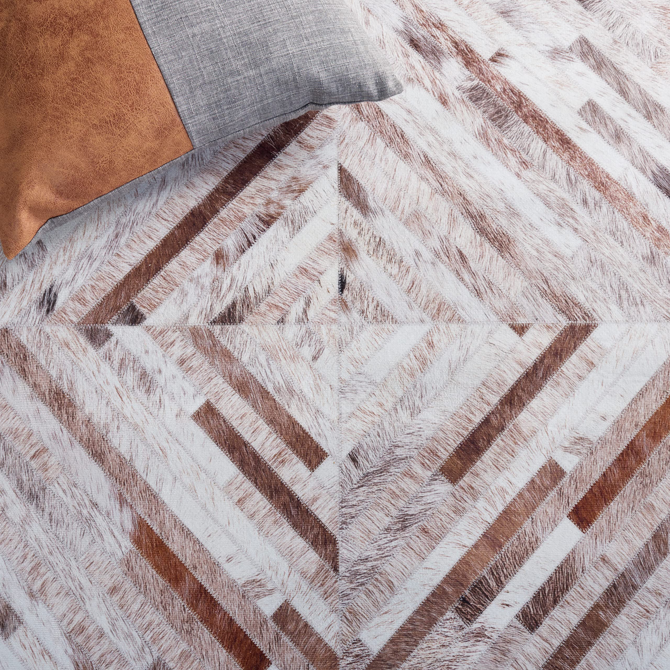 SAFAVIEH Washable Rug Faux Hide Collection - 6' x 9', Beige & Brown, Slip Resistant, Western Rustic Decor, Printed Pattern, Ideal for Living Room, Bedroom, Home Office, Dining Space (FAH526A)