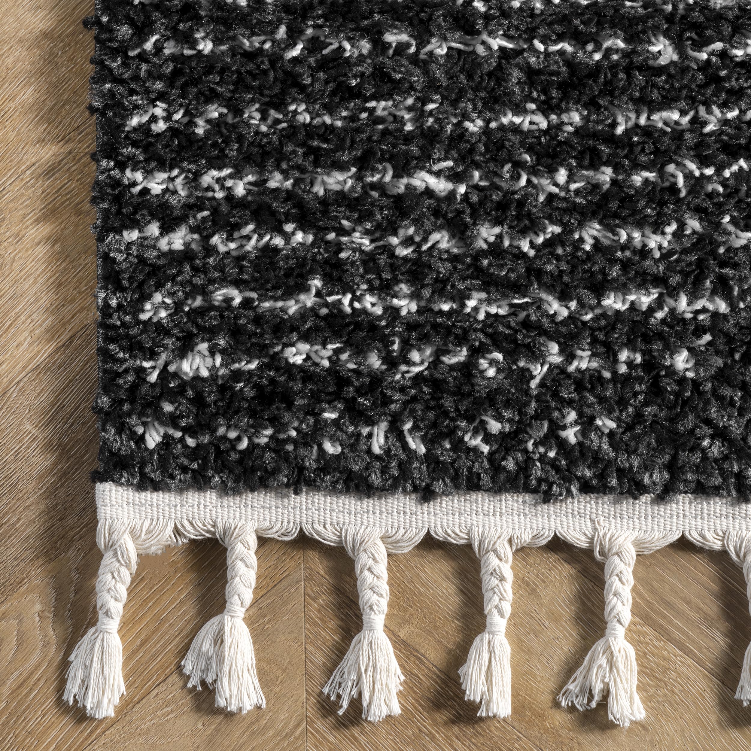 nuLOOM Bria Moroccan Shag Tasseled Area Rug - 4x6 Shag Area Rug Modern/Contemporary Black/Ivory Rugs for Living Room Bedroom Dining Room Nursery